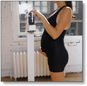 mujer embarazada en una balanza